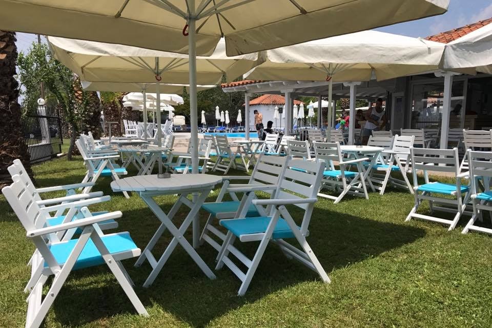 Camping Aigeas  -  Restaurant vom Campingplatz mit Terrasse auf grüner Wiese