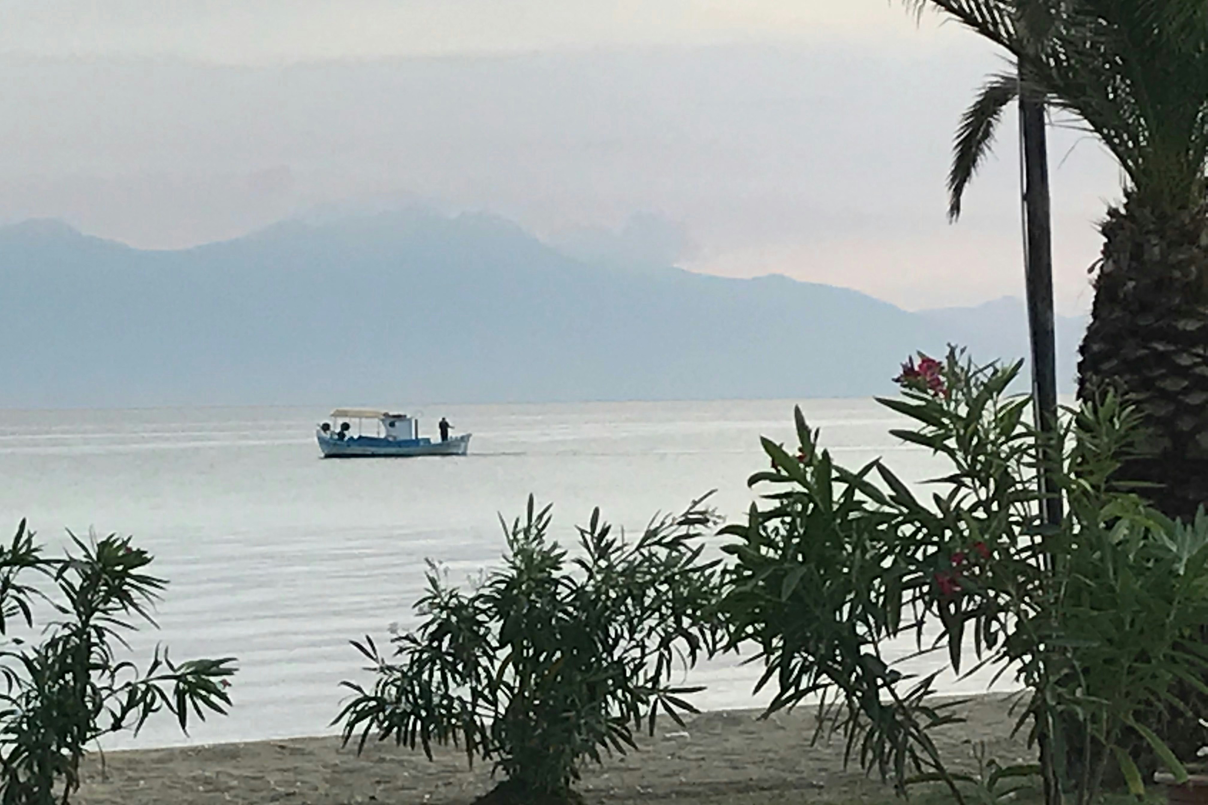 Camping Aigeas - Fischerboot im Meer  in der Nähe vom Campingplatz