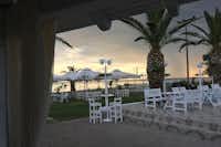 Camping Aigeas - Restaurant Terrasse mit Blick auf das Meer auf dem Campingplatz