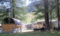 Camping Aiguille Noire - Outdoor Sauna und  Wohnmobilstellplätze im Schatten der Bäume