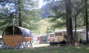 Camping Aiguille Noire - Outdoor Sauna und Wohnmobilstellplätze im Schatten der Bäume