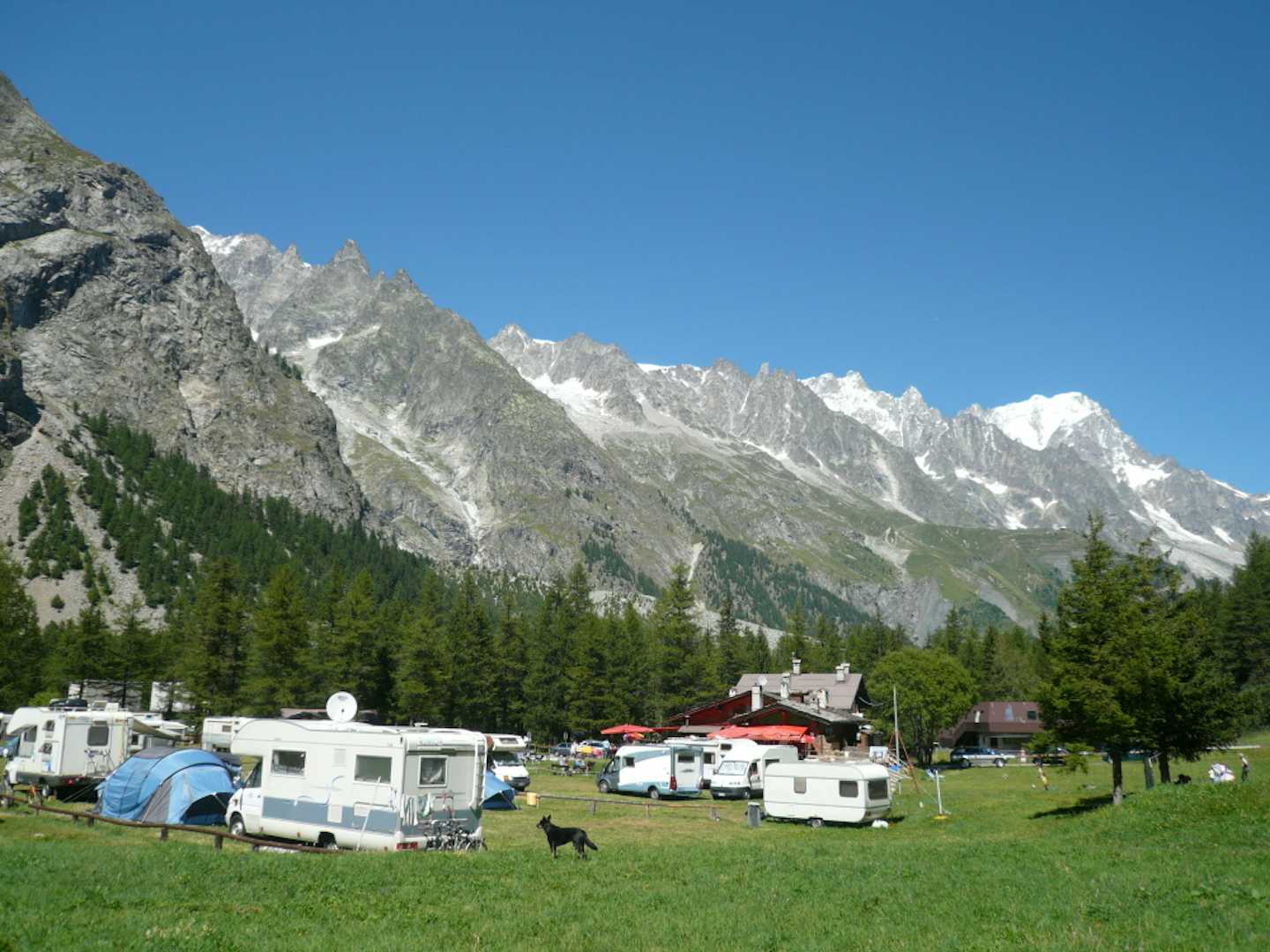 Camping Aiguille Noire - Übersicht auf das gesamte Campingplatz Gelände  mit Blick auf die Berge