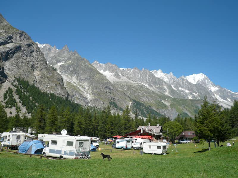 Camping Aiguille Noire - Übersicht auf das gesamte Campingplatz Gelände  mit Blick auf die Berge