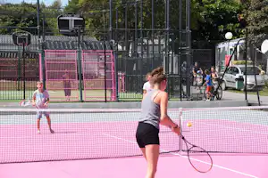 Camping Airotel La Roseraie - Tennisplatz und Basketballplatz