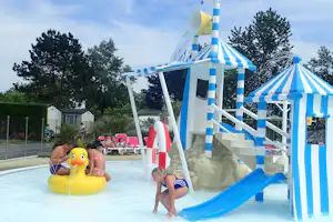 Camping Airotel La Roseraie - Campingplatzgelände mit Kinderbecken, Liegestühlen und Sonnenschirmen