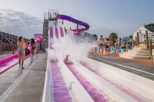 Camping Airotel La Roseraie - Kinder auf der Wasserrutsche im Pool