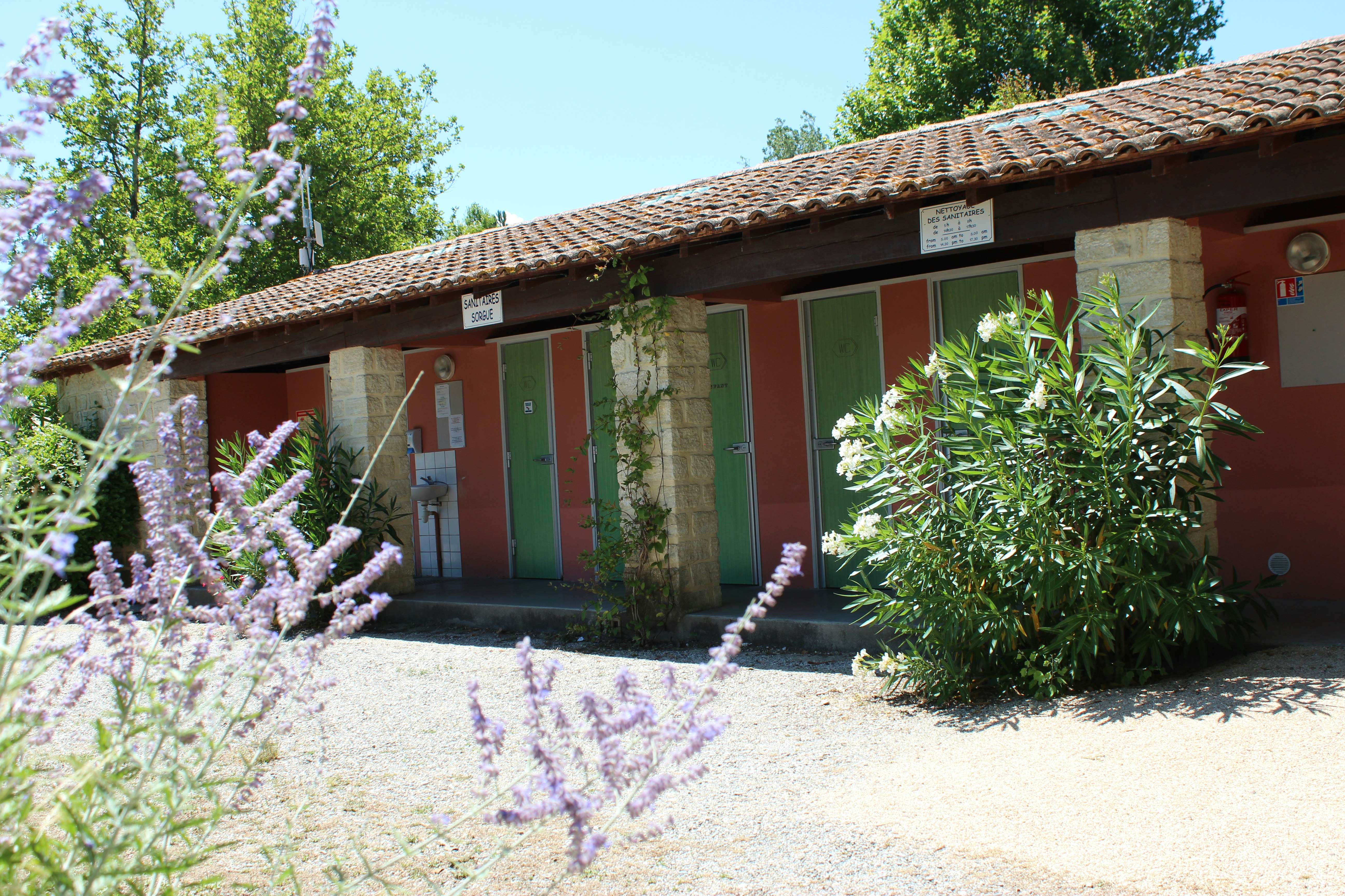 Camping Airotel La Sorguette -  Sanitärgebäude mit Waschbecken, Toiletten und Duschen