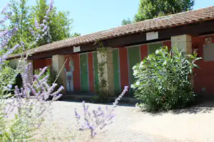 Camping Airotel La Sorguette - Sanitärgebäude mit Waschbecken, Toiletten und Duschen