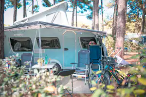 Camping & Spa Airotel L'Océan - Standplatz mit Wohnwagen unter schattenspendenden Bäumen