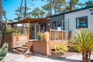 Camping Airotel l'Océan - Mobilheim mit Veranda auf dem Campingplatz