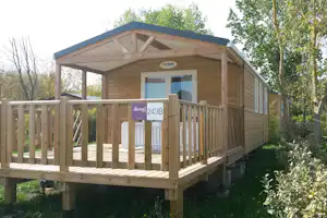 Camping Airotel Oléron - Chalet aus holz im Grünen auf dem Campingplatz