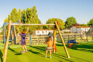 Camping Airotel Oléron - Kinder auf dem Indoor Spielplatz