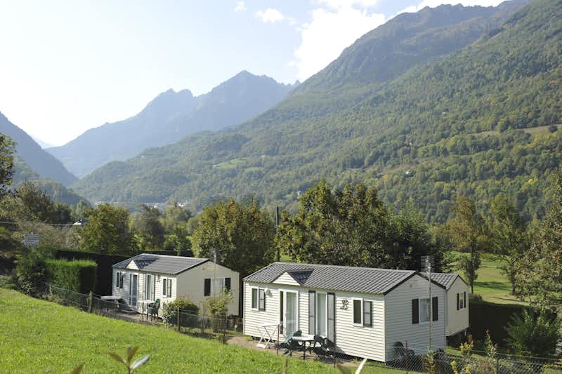 Camping Airotel Pyrénées - Mobilheime auf dem Campingplatz mit Blick auf die Pyrenäen