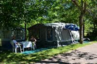 Camping Al Bereka -  Wohnwagenstellplatz unter Bäumen auf dem Campingplatz