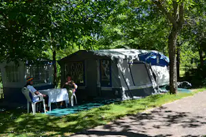 Camping Al Bereka - Wohnwagenstellplatz unter Bäumen auf dem Campingplatz