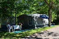Camping Al Bereka -  Wohnwagenstellplatz unter Bäumen auf dem Campingplatz