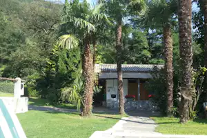 Camping Al Censo - Gebäude des Campingplatzes unter Palmen
