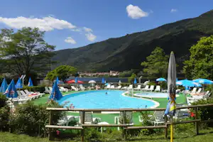 Camping Al Lago - Poolbereich des Campingplatz mit Liegestühlen und Sonnenschirmen