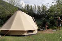 Camping Al Lago - Tipi Zelt mit Campern davor auf einem Stellplatz