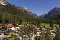 Camping Al Plan - Dolomites - Luftaufnahme des Campingplatzes mit den Dolomiten im Hintergrund