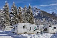 Camping Al Plan - Dolomites - Wohnmobile auf Stellplätzen im Winter
