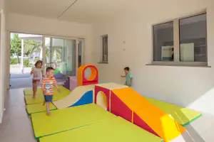 Camping Al Porto - Kinderspielzimmer mit ausgelegten Matten