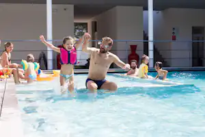 Camping Al Porto - badende Camper im Kinderschwimmbad