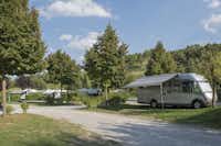 Camping Alba Village - Wohnmobil- und  Wohnwagenstellplätze im Grünen auf dem Campingplatz
