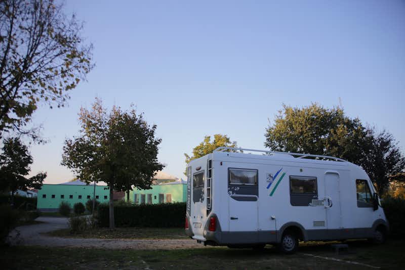 Camping Alba Village -  Wohnwagenstellplätze auf dem Campingplatz