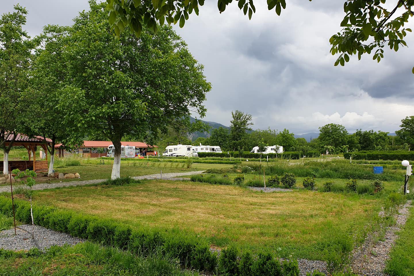 Camping Alba - Leere Wohnmobil- und  Wohnwagenstellplätze im Grünen auf dem Campingplatz