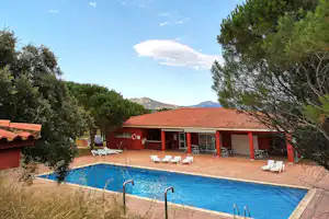 Camping Albera - Outdoor-Pool mit Liegestühlen