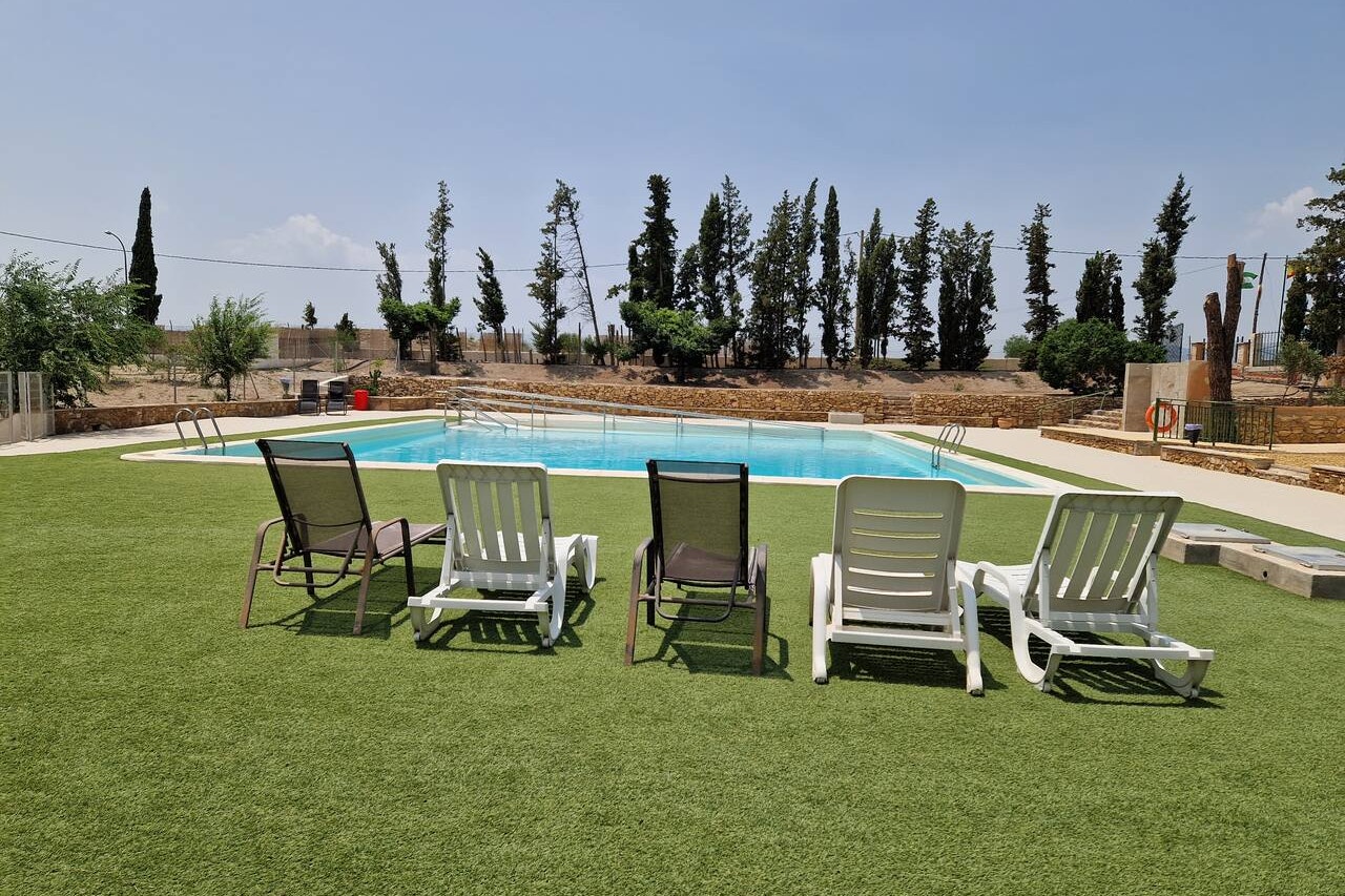 Camping Albox - Liegestühle am Pool auf dem Campingplatz