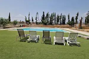 Camping Albox - Liegestühle am Pool auf dem Campingplatz