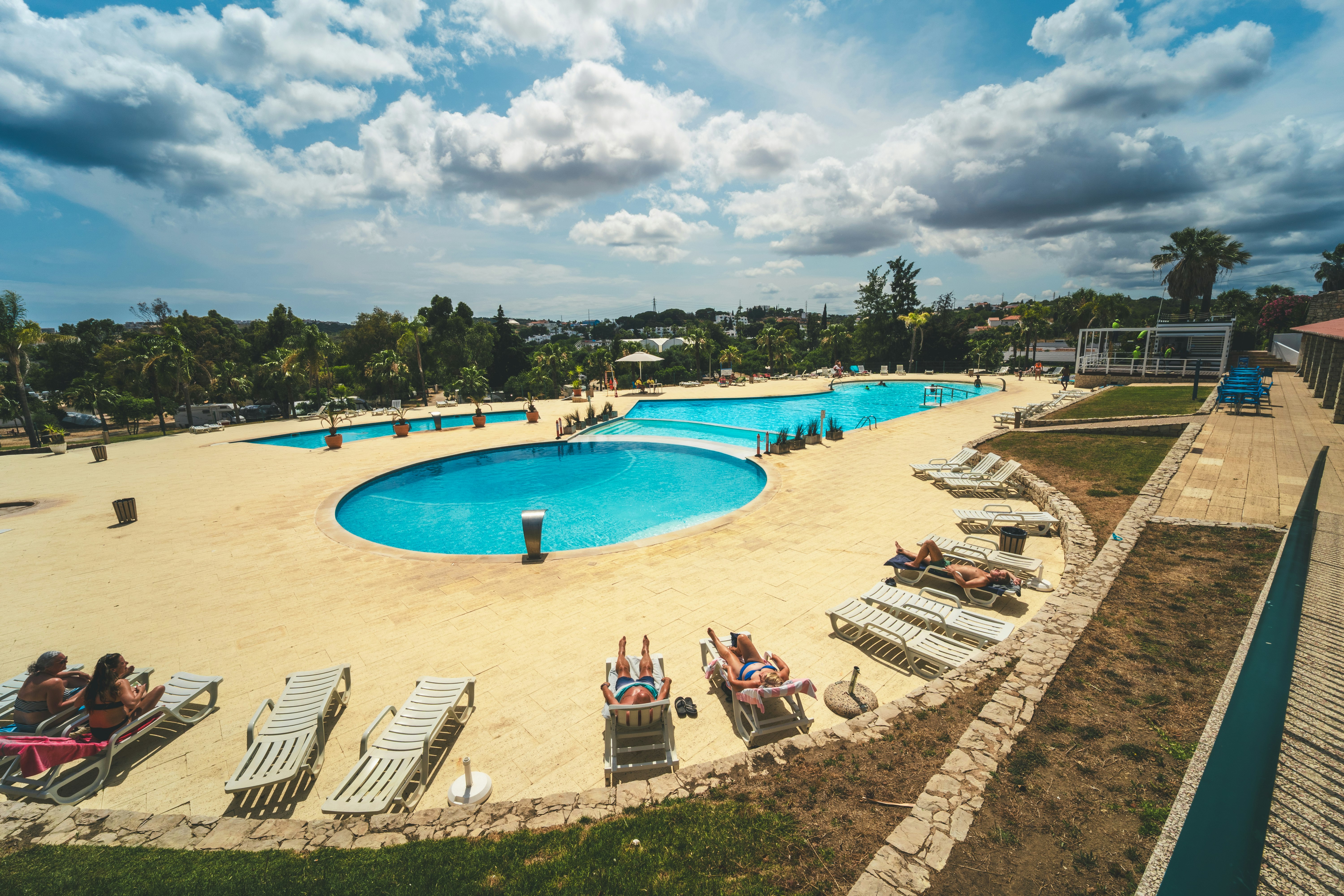 HolaCamp Albufeira  Camping Albufeira  - Pool im Freien mit Liegestühlen auf dem Campingplatz