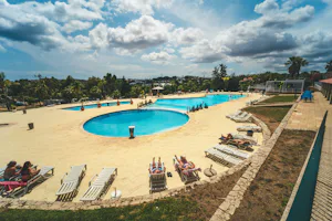 HolaCamp Albufeira Camping Albufeira - Pool im Freien mit Liegestühlen auf dem Campingplatz