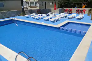 Camping Alegría del Mar - Freibad mit Liegestühlen auf dem Campingplatz