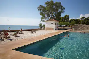 Camping Alfacs - Freibad auf dem Campingplatz mit Blick auf das Meer