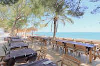 Camping Alfacs - Terrasse des Restaurants mit Blick auf das Meer
