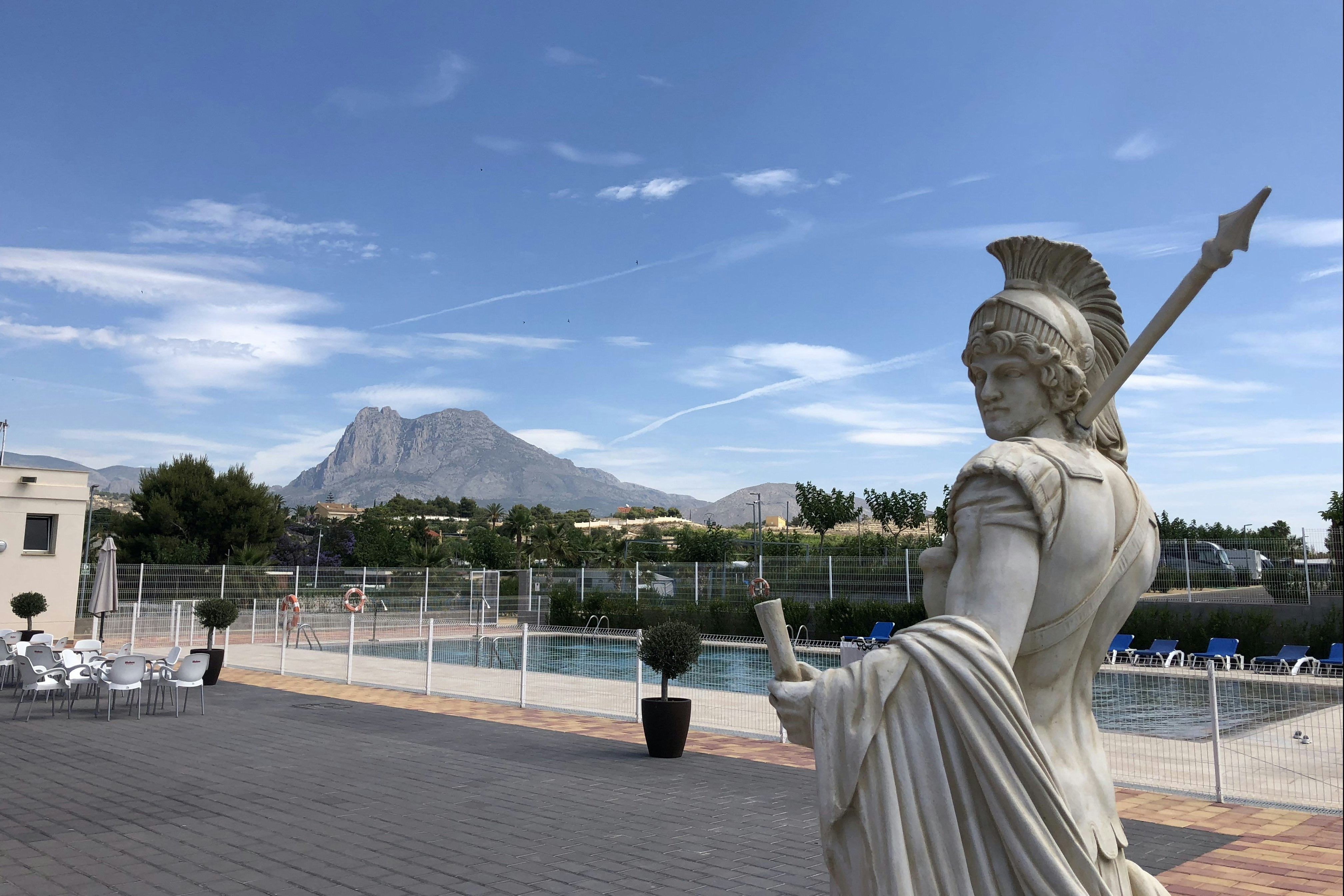 Camping Alicante Imperium - Pool mit Liegestühlen und Sonnenschirmen auf dem Campingplatz