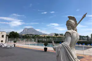 Camping Alicante Imperium - Pool mit Liegestühlen und Sonnenschirmen auf dem Campingplatz