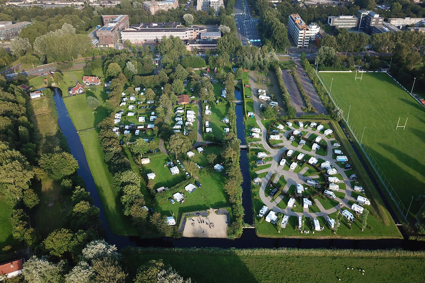 Camping Alkmaar - Übersicht auf das gesamte Campingplatz Gelände 