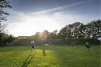 Camping Alkmaar - Kinder beim Fußballspielen auf der Wiese