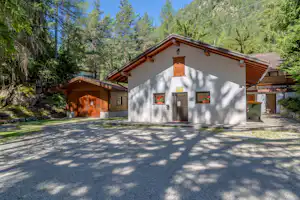 Camping Alleghe - Das Sanitärgebäude des Campingplatzes von aussen