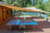 Camping Alleghe - Tischtennisplatten auf dem Campingplatz unter einem Sonnenschutz