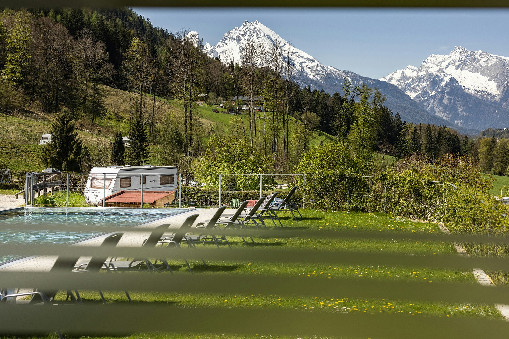Camping-Resort Allweglehen - Blick auf den Pool mit Bergen im Hintergrund