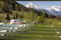 Camping-Resort Allweglehen - Blick auf den Pool mit Bergen im Hintergrund