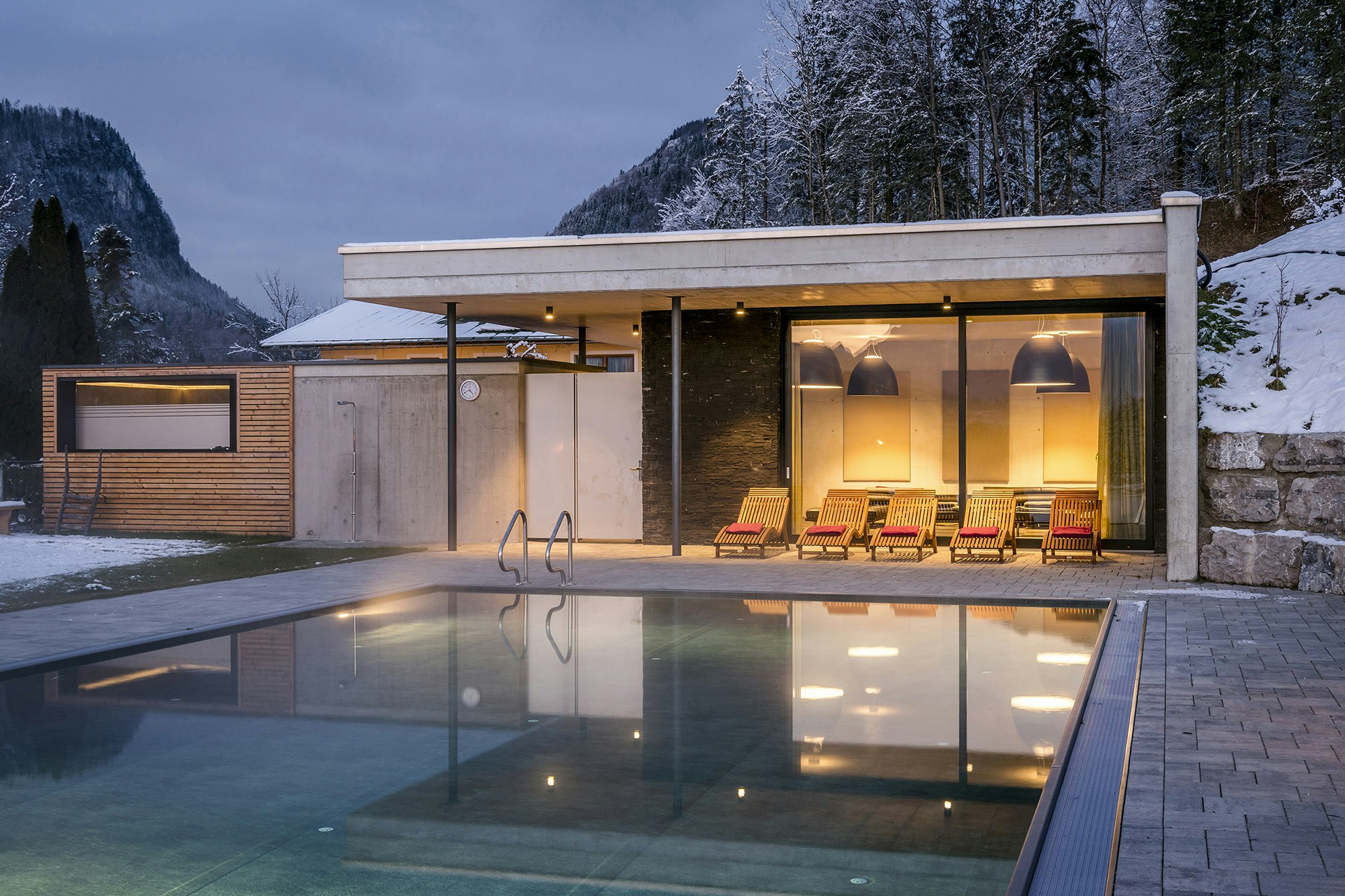 Camping-Resort Allweglehen - Blick auf den Pool mit Ruheraum im Winter