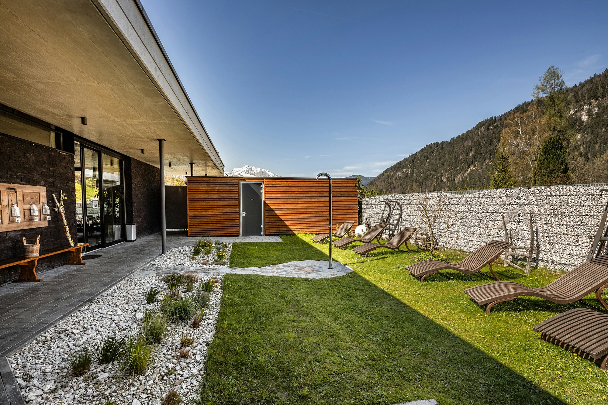 Camping-Resort Allweglehen - Saunagarten mit Dusche und Liegen