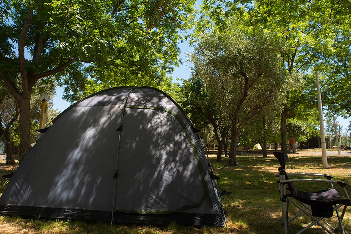 Camping Almoetia - Zelt auf einem Stellplatz im Grünen unter Bäumen