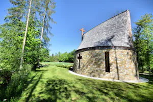 Camping Almtal - Kapelle im Grünen in der Nähe vom Campingplatz